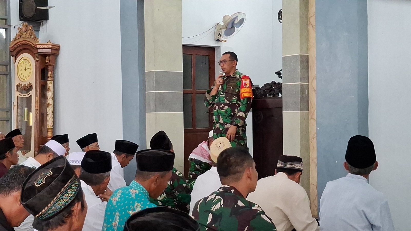 Dandim 0825/Banyuwangi Sapa Warga Usai Shalat Jumat di Lokasi TMMD 125 Siliragung
