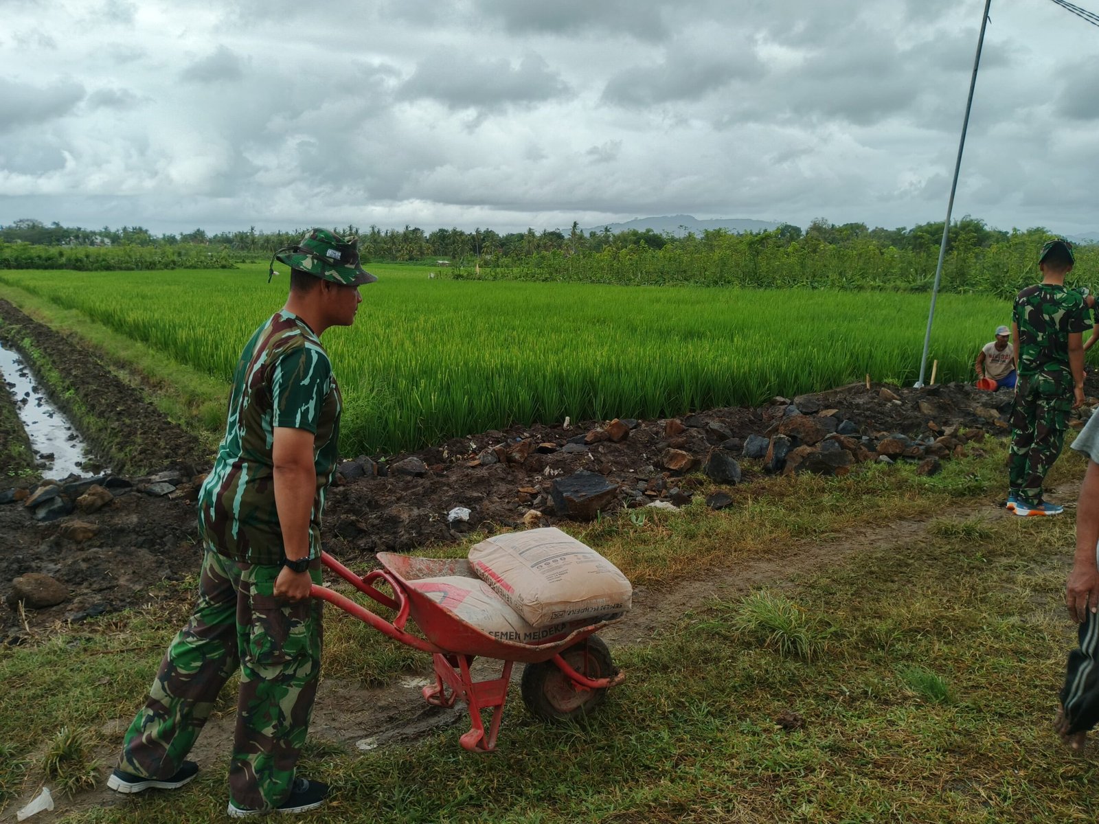 TNI dan Warga Desa Siliragung Bersatu Padu Percepat Pembangunan Saluran Irigasi