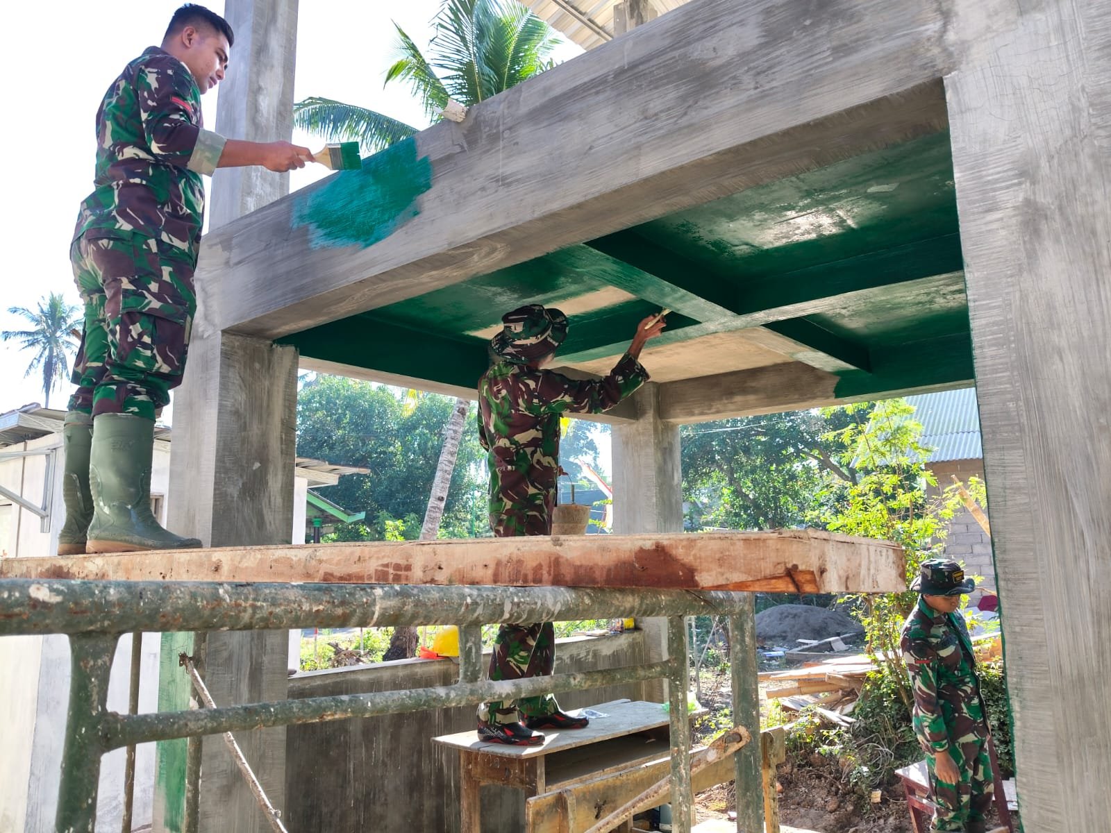 Satgas TMMD ke-125 Kodim 0825/Banyuwangi Lakukan Pengecatan Sumur Bor di Dusun Tegalwagah