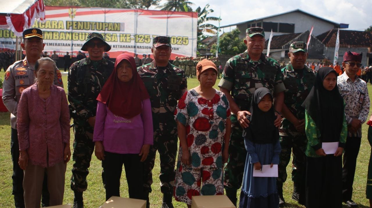 Bakti Sosial Warnai Penutupan TMMD ke-125 Kodim 0825 Banyuwangi