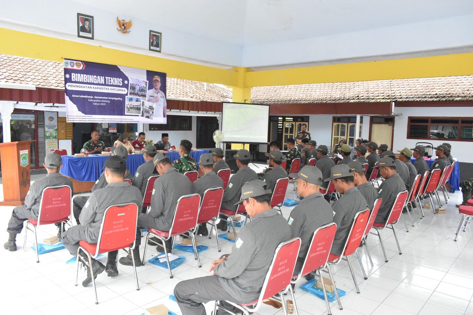 Kegiatan Bimbingan Teknis Peningkatan Kapasitas Satlinmas dalam rangka TMMD ke-126 Kodim 0818/Malang-Batu berjalan sukses dengan peran aktif Danramil 0818/17 Ampelgading Kapten Arh Zainuri bertempat di Balai Desa Lebakharjo Kecamatan Ampelgading Kabupaten Malang.