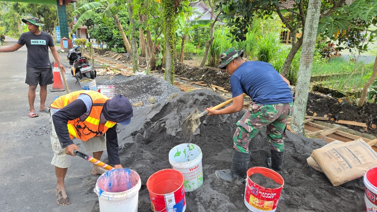 Satuan Tugas (Satgas) TNI Manunggal Membangun Desa (TMMD) KE-126 Kodim 0818/Malang-Batu terus menunjukkan progres signifikan dalam pembangunan infrastruktur desa. Anggota Satgas dari Yon Armed 8/Udhata Yudha bersama warga Dusun Krajan 1B, Desa Lebakharjo, Kecamatan Ampelgading, Kabupaten Malang, 