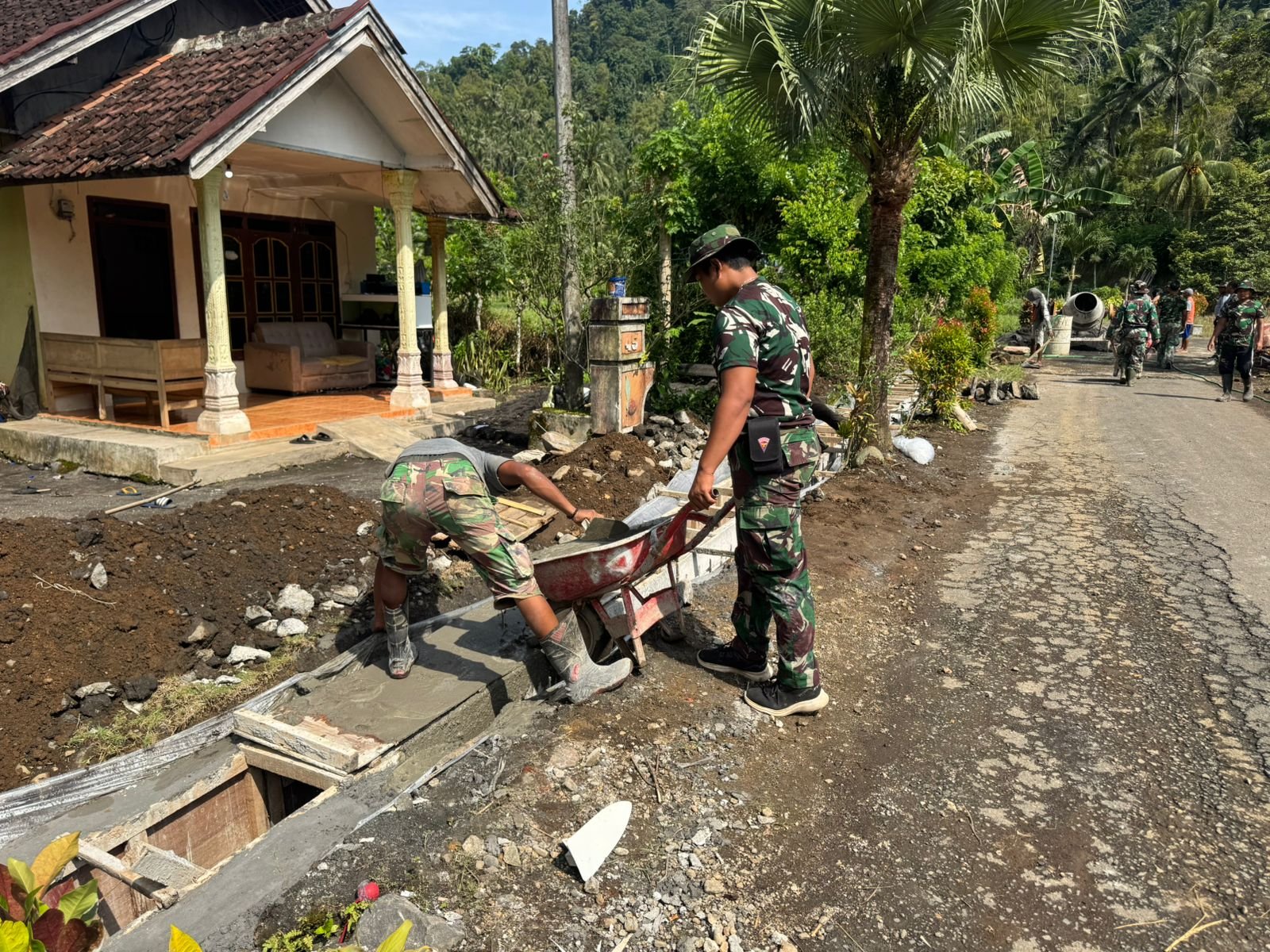 Satgas TMMD 126 Tahun 2025 Terus Tuntaskan Pembuatan Drainase di Desa Lebakharjo