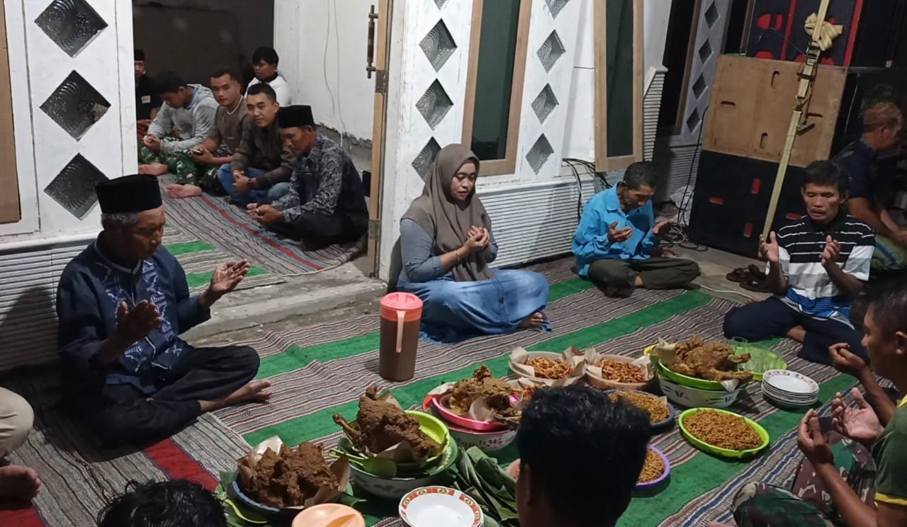 Ampelgading – Meski hujan lebat mengguyur sejak sore hingga malam, warga Krajan 1 A, Desa Lebakharjo tetap menggelar syukuran sederhana sebagai ungkapan rasa syukur atas selesainya pekerjaan rabat beton jalan usaha tani, (/11/2025). 