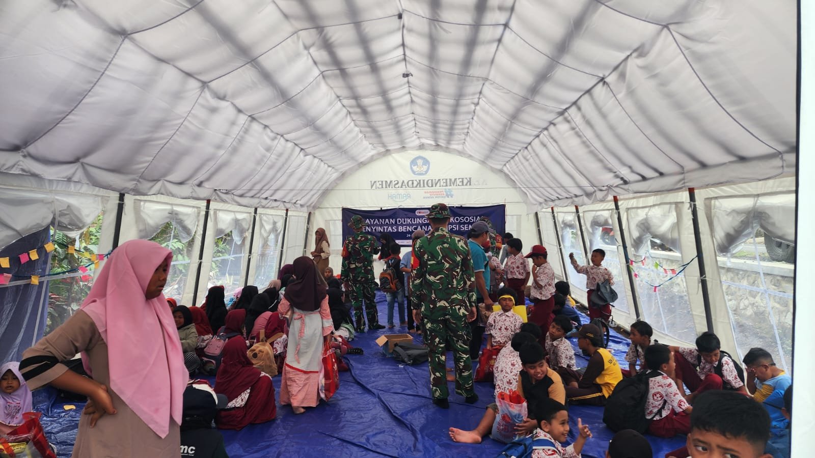 Personel Kodim 0821/Lumajang Bantu Salurkan Sarana Sekolah untuk Pulihkan Pendidikan Pasca Erupsi Semeru
