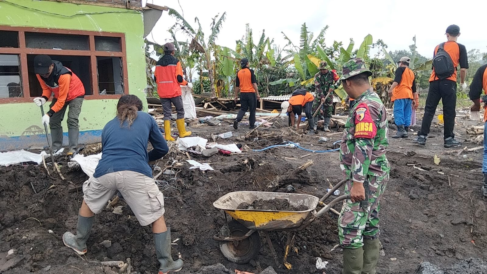 Personel Kodim 0821 Lumajang dan Relawan Kerahkan Kekuatan Bersihkan Material yang Menimbun Rumah Warga