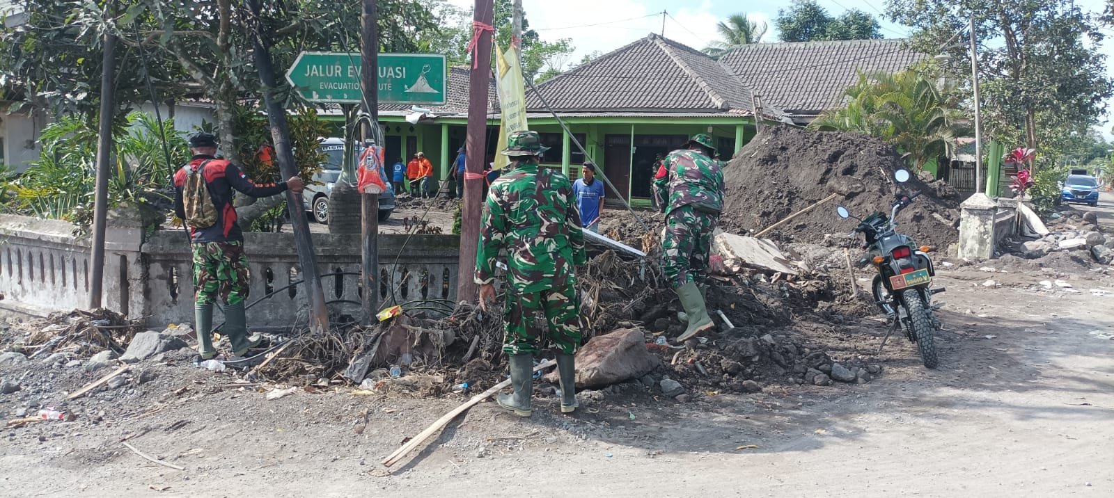 Bersama Menyingkirkan Material Vulanik : Kolaborasi TNI, Polri, Relawan, dan Warga Pulihkan Pronojiwo