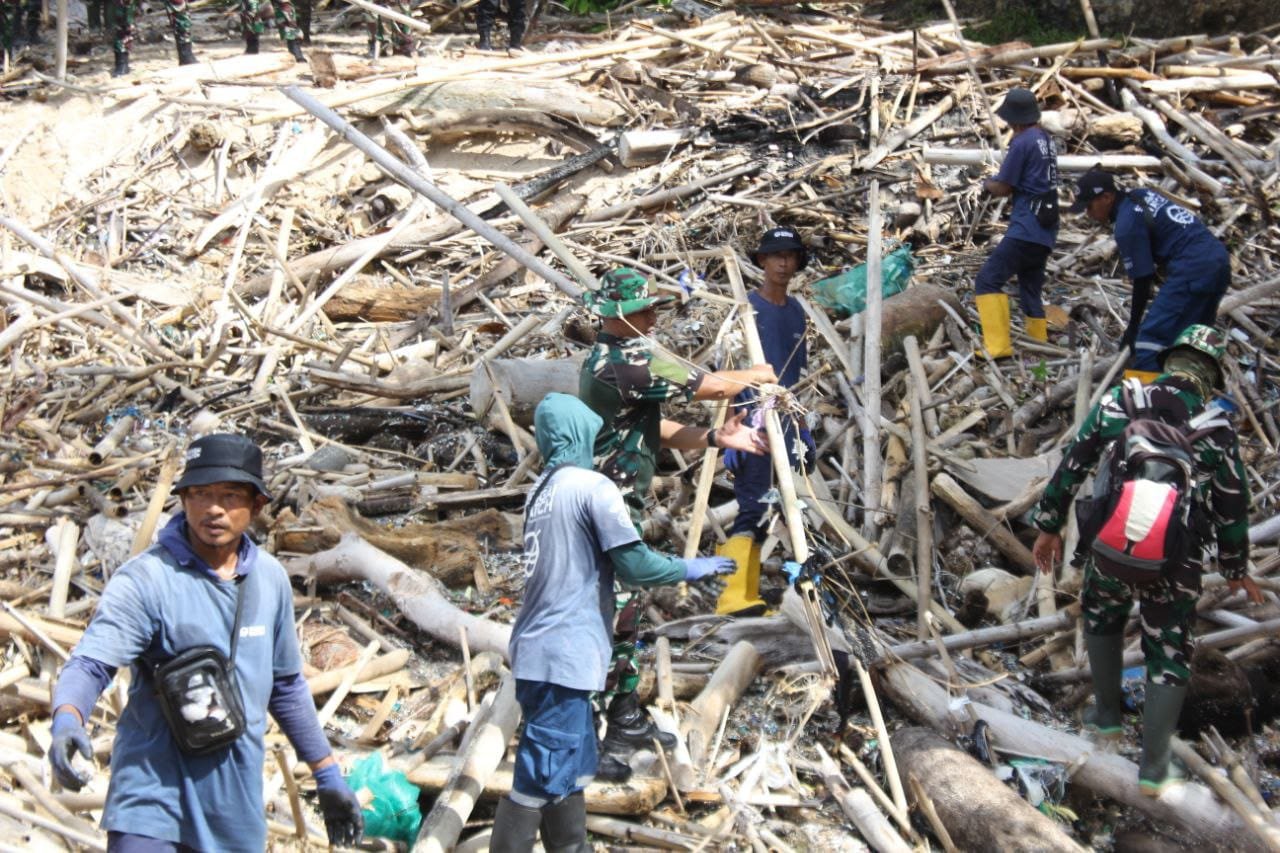 Wujudkan Kawasan Wisata Bersih dan Indah, Personel Gabungan Evakuasi Sampah Kayu di Pantai Pancur Banyuwangi