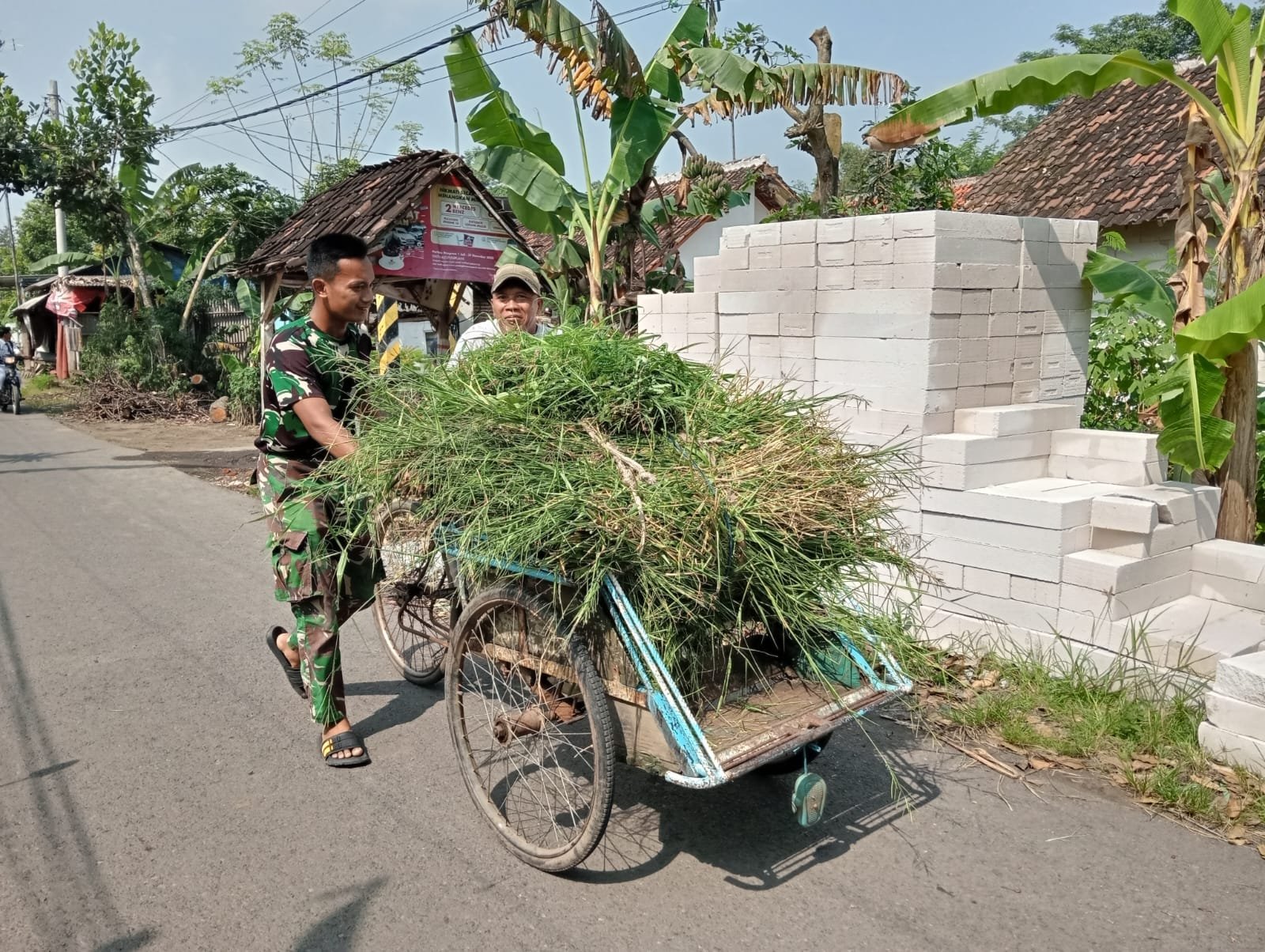 Aksi Kecil Penuh Makna: Prajurit TMMD Ke-127 Bantu Warga Dorong Gerobak