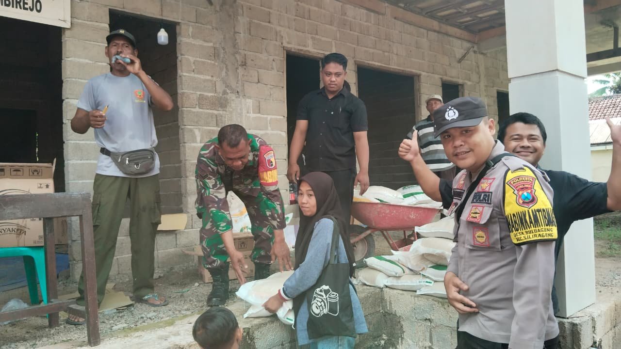 Hadir di Tengah Warga, Babinsa Sambirejo Pastikan Distribusi Bantuan Bulog Tepat Sasaran