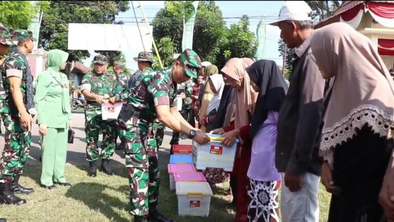 Kasdam V/Brawijaya Serahkan Bantuan Sembako Kepada Warga Desa Brabe